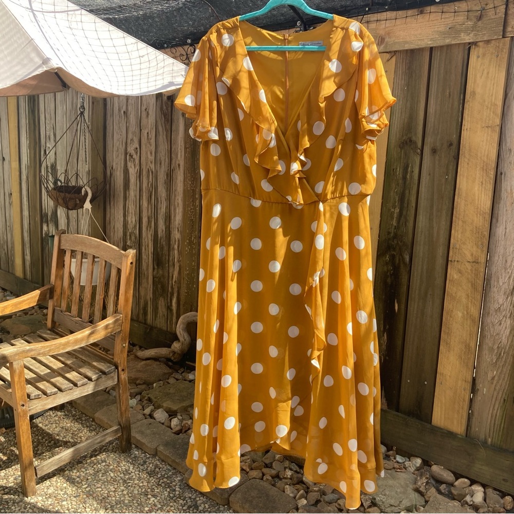 Danny & Nicole Size 20W, Yellow w/White polka dots, built in slip, EUC